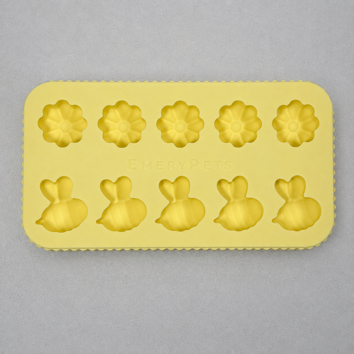 Pet Pawcuterie Accessory | Emery Pets Bee + Daisy Treat Mold